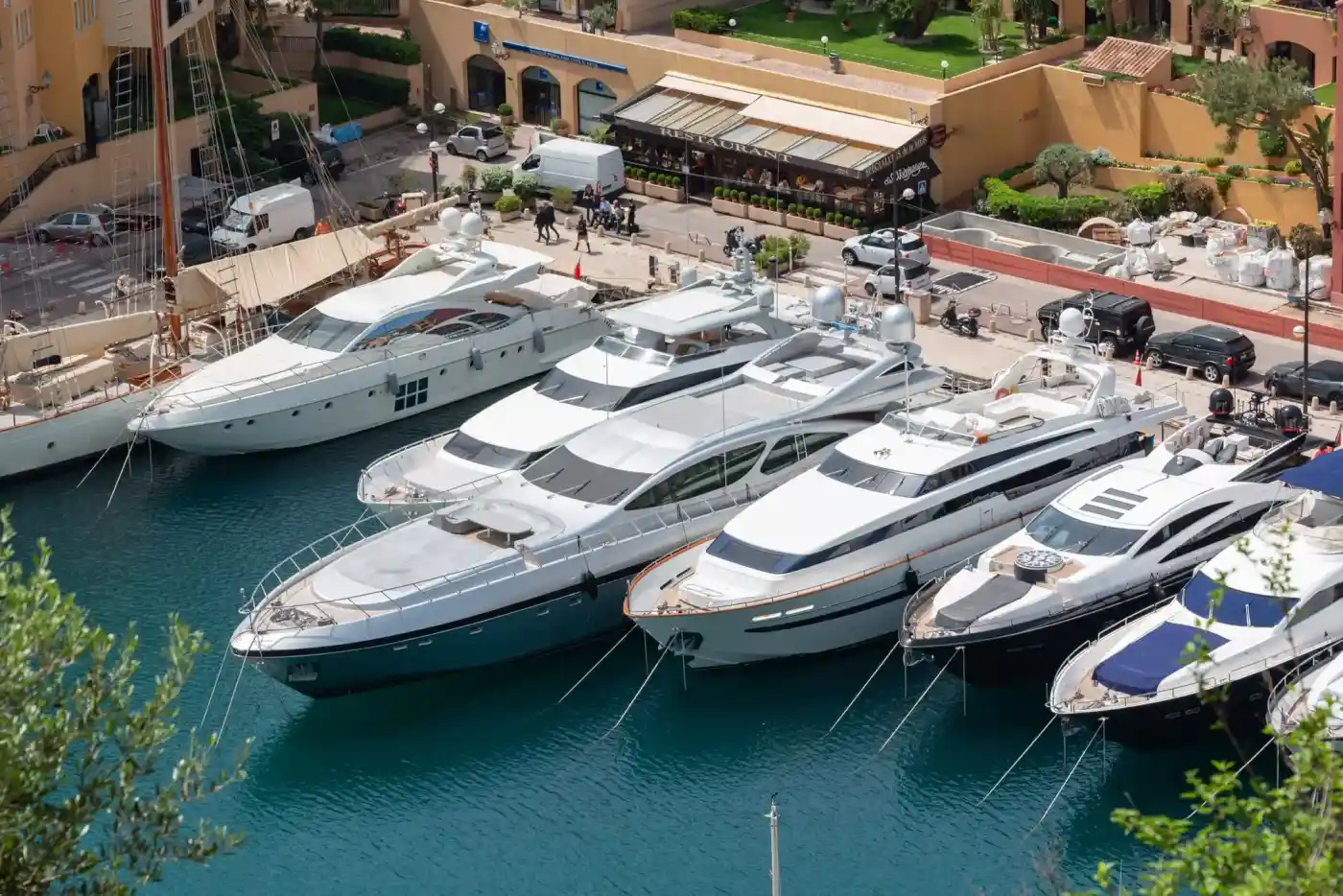 Luxusyacht auf dem offenen Meer